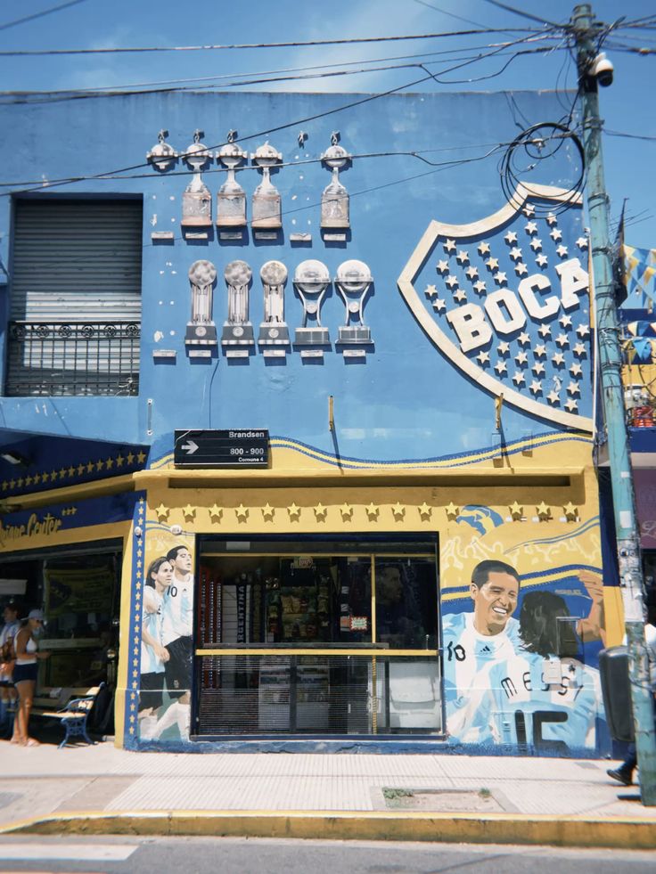 Mural de La Boca con las copas y el escudo del club